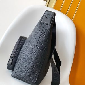 Alternative view of p720 Top-tier Authentic Piece Dynamic 163 This Hobo Cargo handbag is crafted from supple Monogram Shadow calf leather, featuring an elegant Monogram embossed pattern and multiple pockets for practicality. Its matte finish exudes a sleek sophistication, making it a dynamic choice for everyday outings.27 x 19.7 x 34.5 cm (H x W x L) E.1050